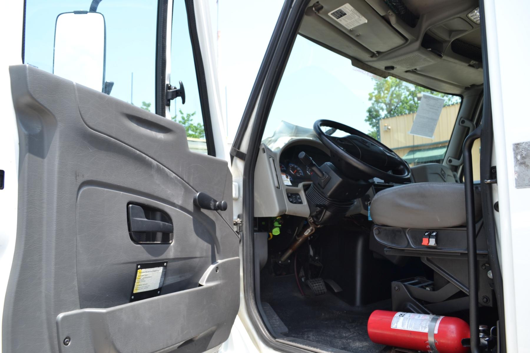 2018 WHITE /BLACK INTERNATIONAL 4300 with an CUMMINS ISB 6.7L 220HP engine, EATON FULLER PROCISION AUTOMATIC transmission, located at 9172 North Fwy, Houston, TX, 77037, (713) 910-6868, 29.887470, -95.411903 - 25,999LB GVWR NON CDL, 26FT BOX , 13FT CLEARANCE , 103" X 102", WALTCO 3,000LB CAPACITY ALUMINUM LIFT GATE, 70 GALLON FUEL TANK, AIR RIDE , COLD A/C, CRUISE CONTROL - Photo #13